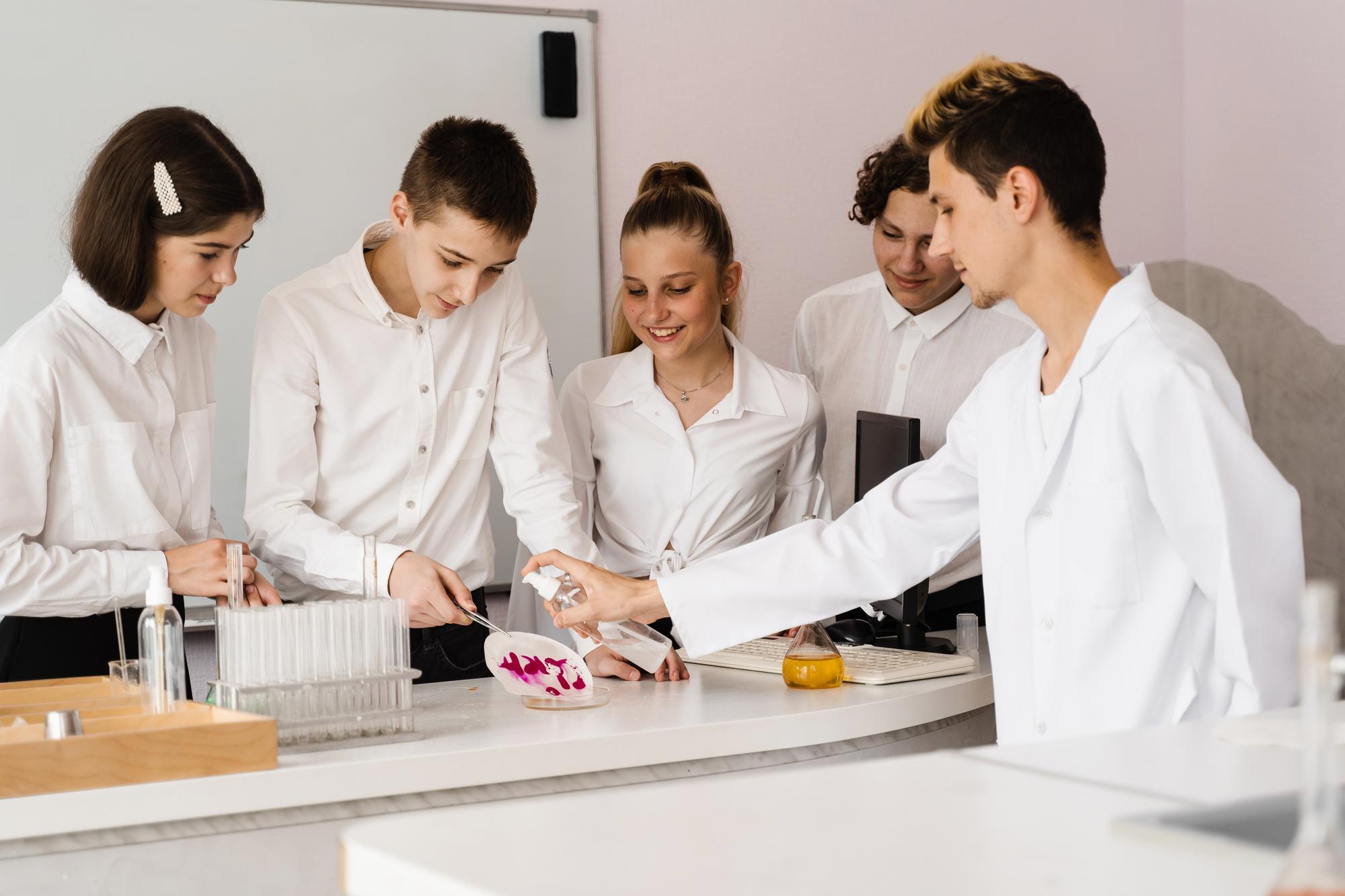 Wnętrze pracowni kuchennej z grupą uczestników